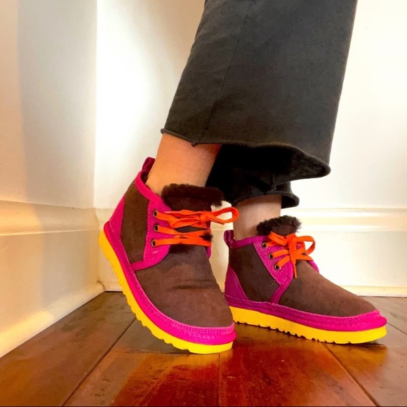 UGGs Size: 5 - Picture 1 of 4